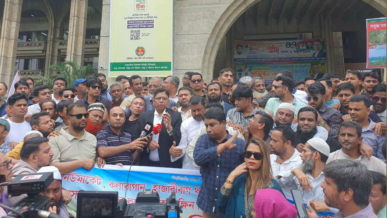 কথা বলছেন ব্যারিস্টার নাসির উদ্দিন আহমেদ অসীম