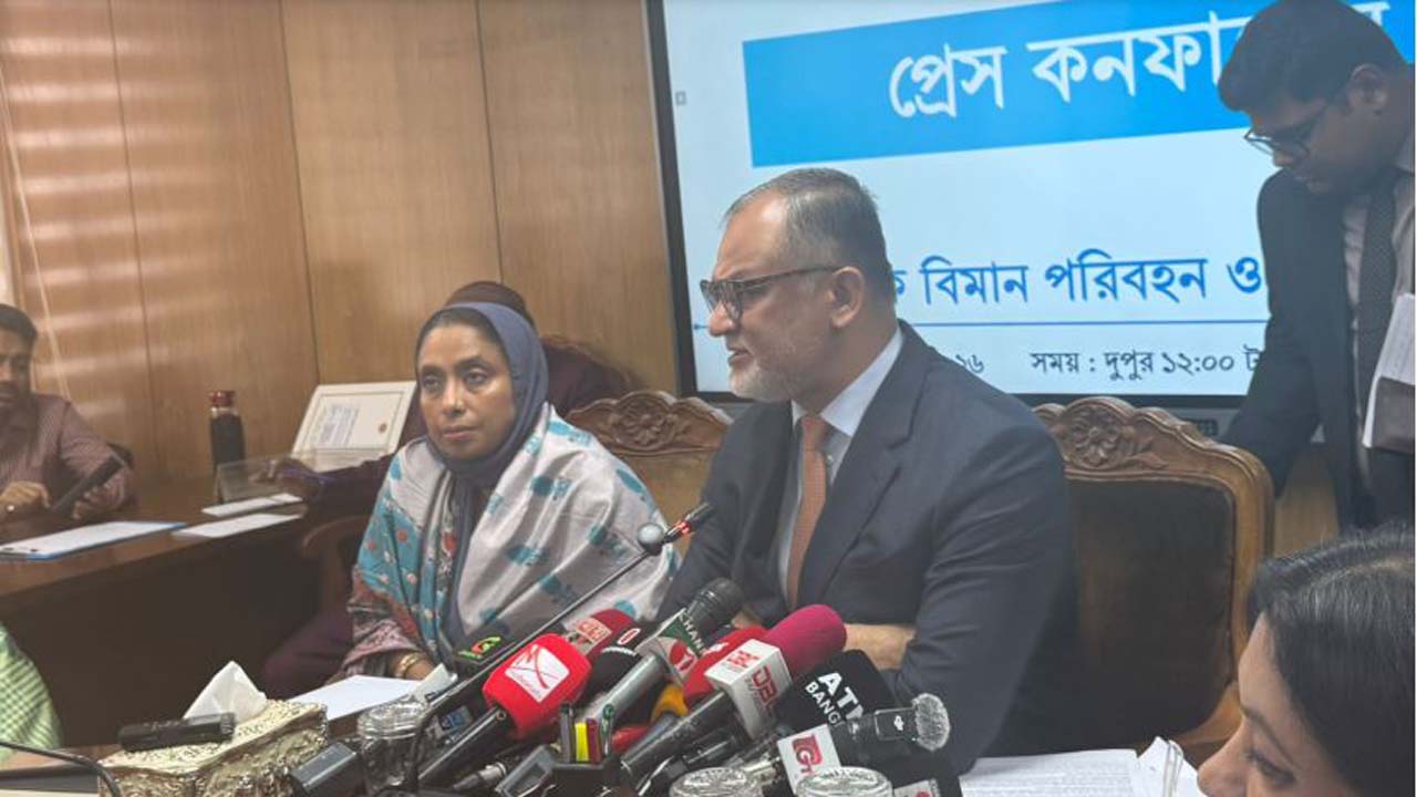 সাংবাদিকদের সাথে আলাপ করছেন বাণিজ্য উপদেষ্টা শেখ বশিরউদ্দীন