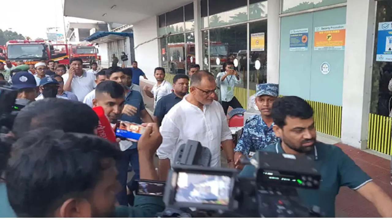 শাহজালাল বিমানবন্দরে অগ্নিকাণ্ডের ঘটনায় ঘটনাস্থল পরিদর্শনে বিমান উপদেষ্টা শেখ বশিরউদ্দীন
