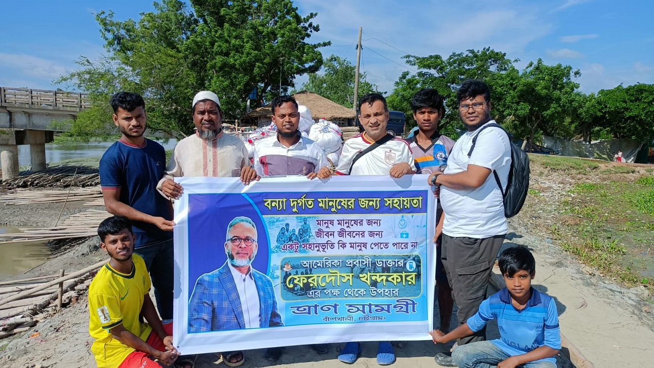 বাঁশখালীতে বন্যাদুর্গতদের মাঝে ত্রাণসামগ্রী বিতরণ করেছেন সমাজসেবকরা