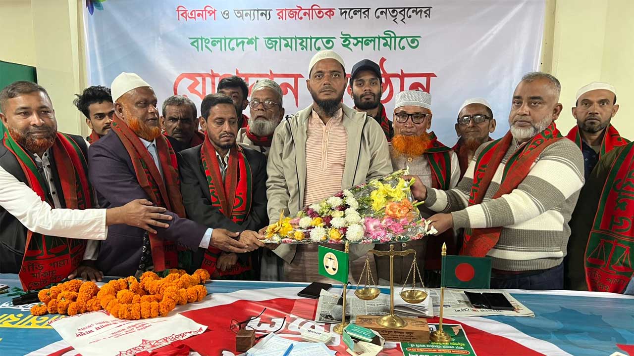 পটুয়াখালীর বাউফলে ড. শফিকুল ইসলাম মাসুদের হাতে ফুল দিয়ে জামায়াতে যোগ দেন বিভিন্ন রাজনৈতিক দলের নেতাকর্মীরা