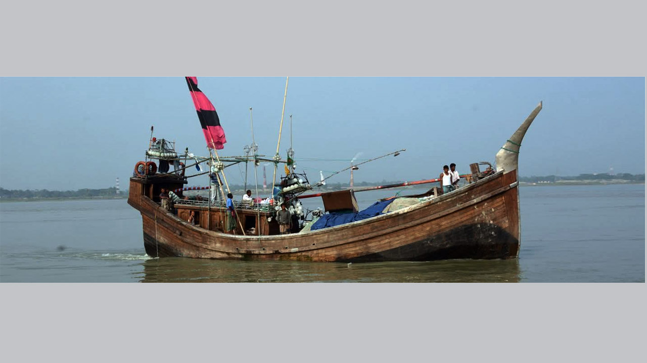 বঙ্গোপসাগরে জলদস্যুর তাণ্ডব : আনোয়ারার তিন ফিশিং বোট লুট, আহত ৩০ জেলে