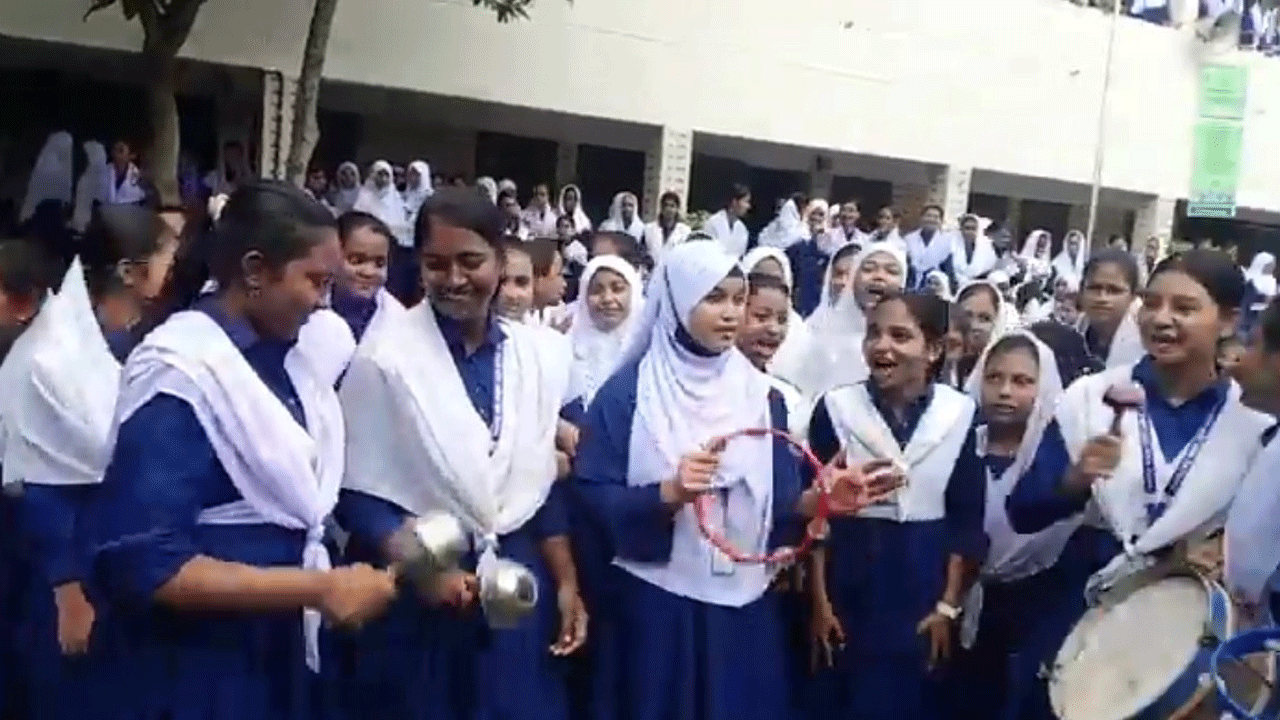 ফলাফল প্রকাশের পর শিক্ষার্থীদের উল্লাস