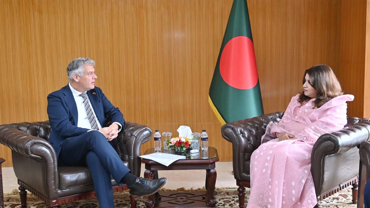 প্রতিমন্ত্রী শামা ওবায়েদ ইসলামের সাথে বাংলাদেশে নিযুক্ত নেদারল্যান্ডসের রাষ্ট্রদূত বোরিস ভ্যান বোমেল সৌজন্য সাক্ষাৎ করেন