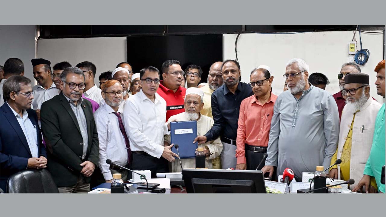 মসজিদ ও মন্দিরের পরিচালনা কমিটির কাছে বরাদ্দপত্র তুলে দেন ঢাকার বিভাগীয় রেলওয়ে ম্যানেজার মো: মহিউদ্দিন আরিফ