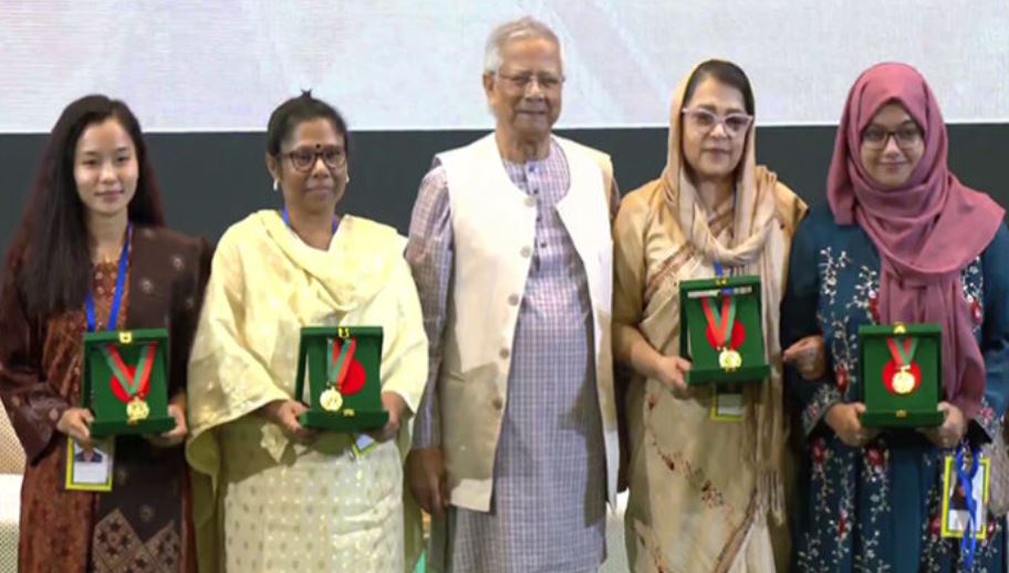 বিশিষ্ট চার নারীর হাতে বেগম রোকেয়া পদক তুলে দিয়েছেন প্রধান উপদেষ্টা অধ্যাপক ড. মুহাম্মদ ইউনূস