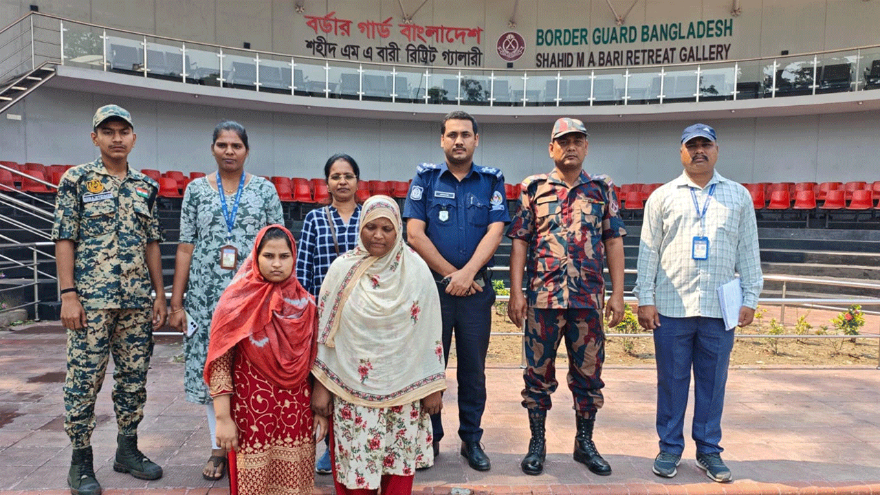 ফেরত আসা দুই নারী