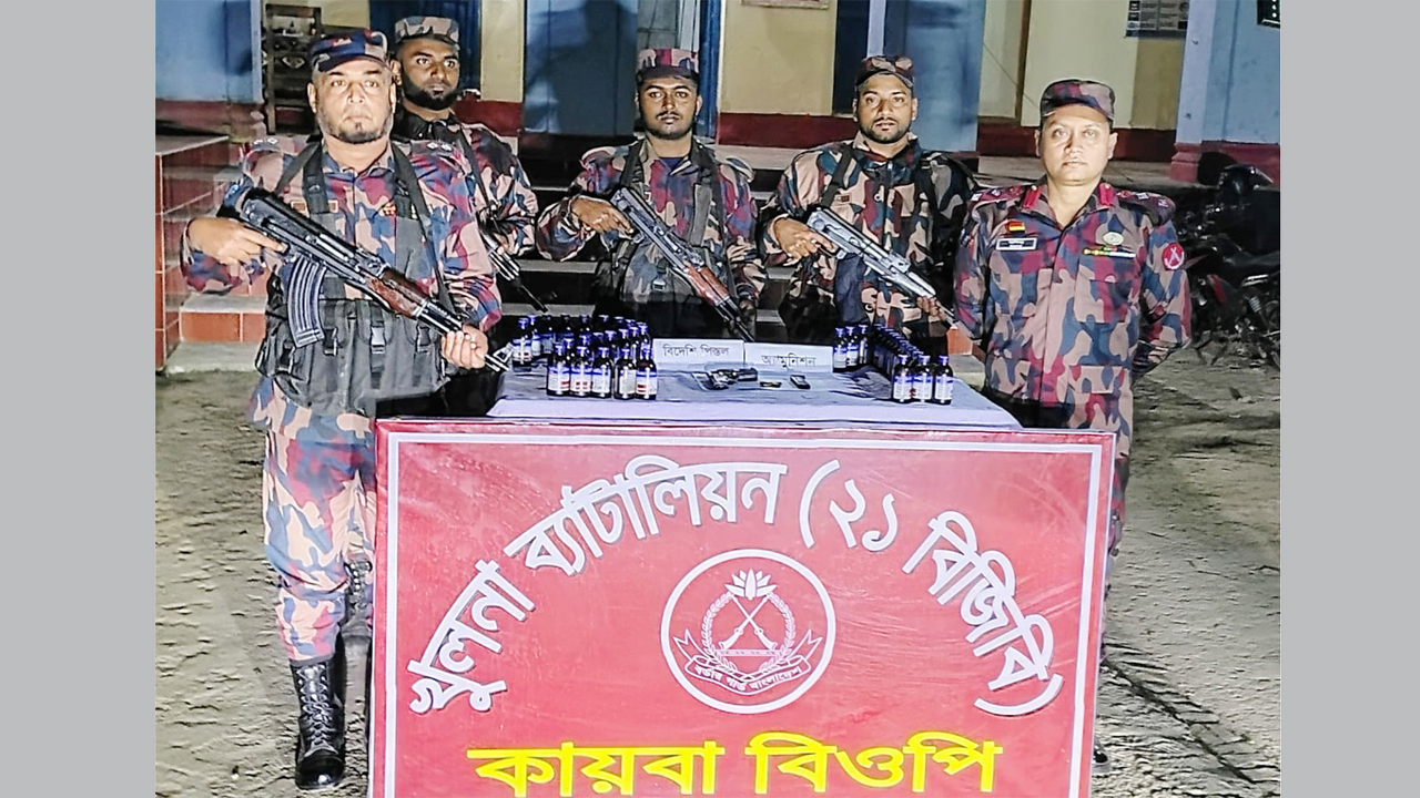 উদ্ধারকৃত পিস্তল, ম্যাগাজিন, গুলি ও এস্কার্প সিরাপ