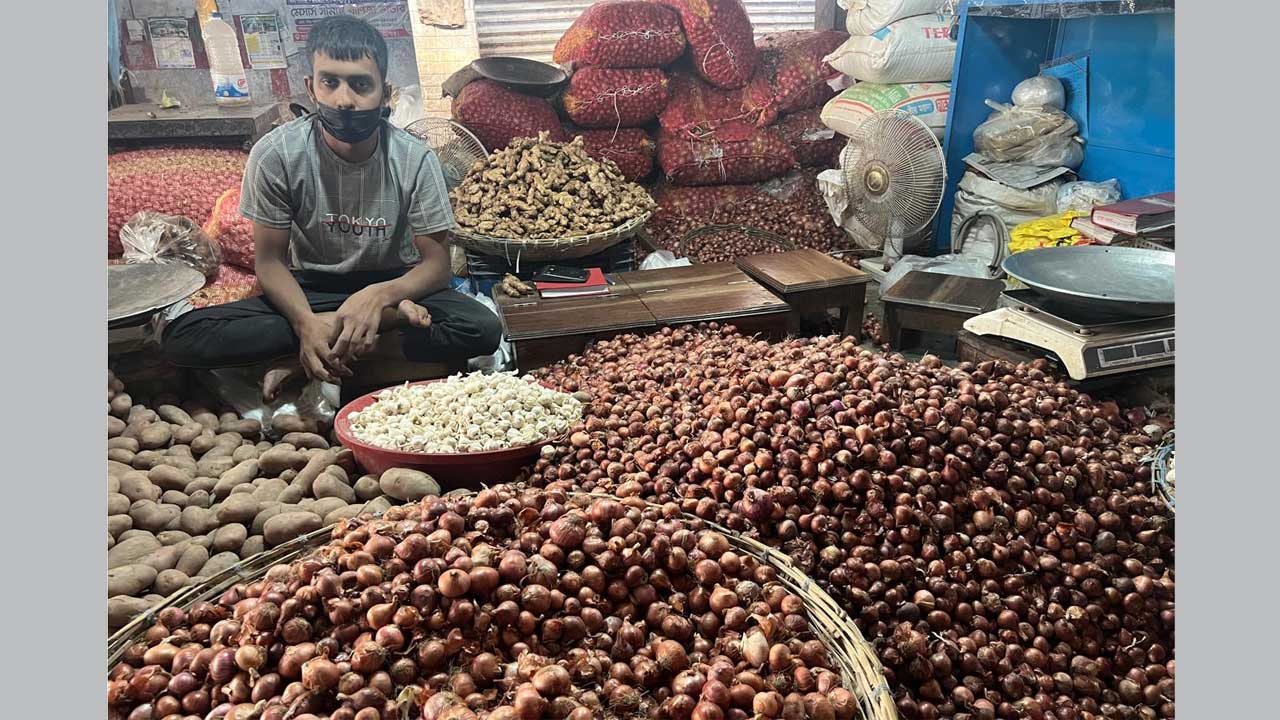 বেনাপোলের বিভিন্ন দোকানে পেঁয়াজের আধিক্য থাকলেও কম সরবরাহের অজুহাতে দাম বাড়ানো হচ্ছে