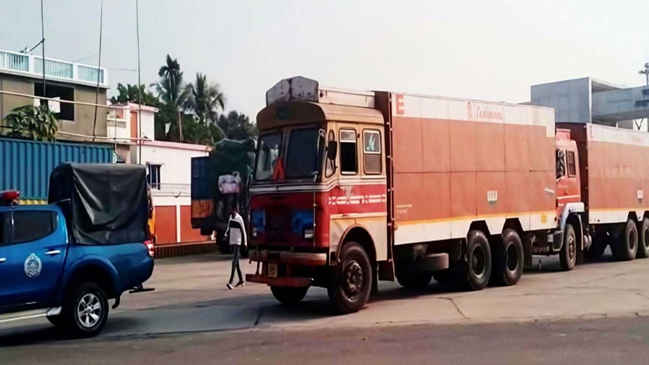 বেনাপোল স্থলবন্দরে ভারত থেকে আসা বিস্ফোরকবাহী ট্রাক