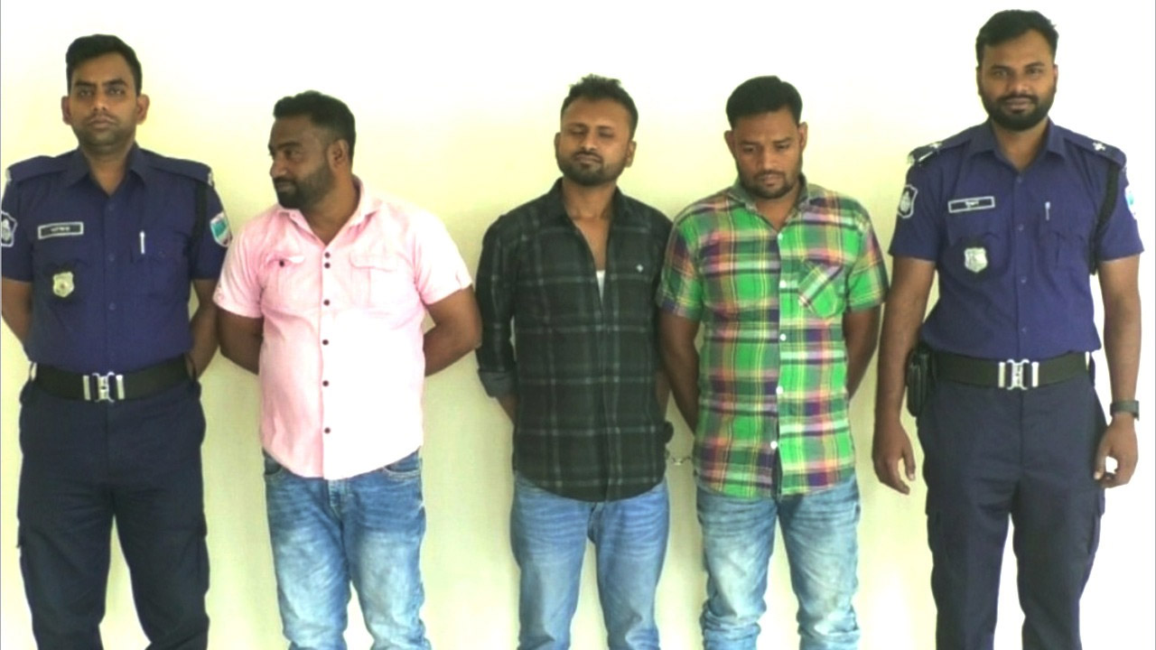 বেনাপোলে ছিনতাইয়ের অভিযোগে ৩ প্রতারক আটক