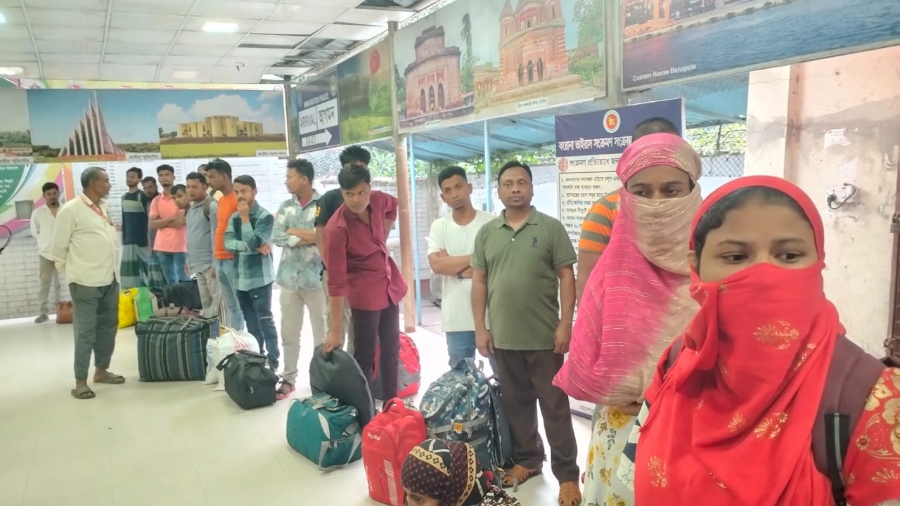 ভারত থেকে দেশে ফিরলেন পাচারের শিকার শিশুসহ ৩৩ বাংলাদেশী