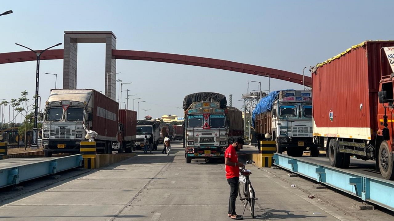 সরকারি ছুটির দিনেও বেনাপোল বন্দর দিয়ে স্বাভাবিক আমদানি রফতানি কার্যক্রম