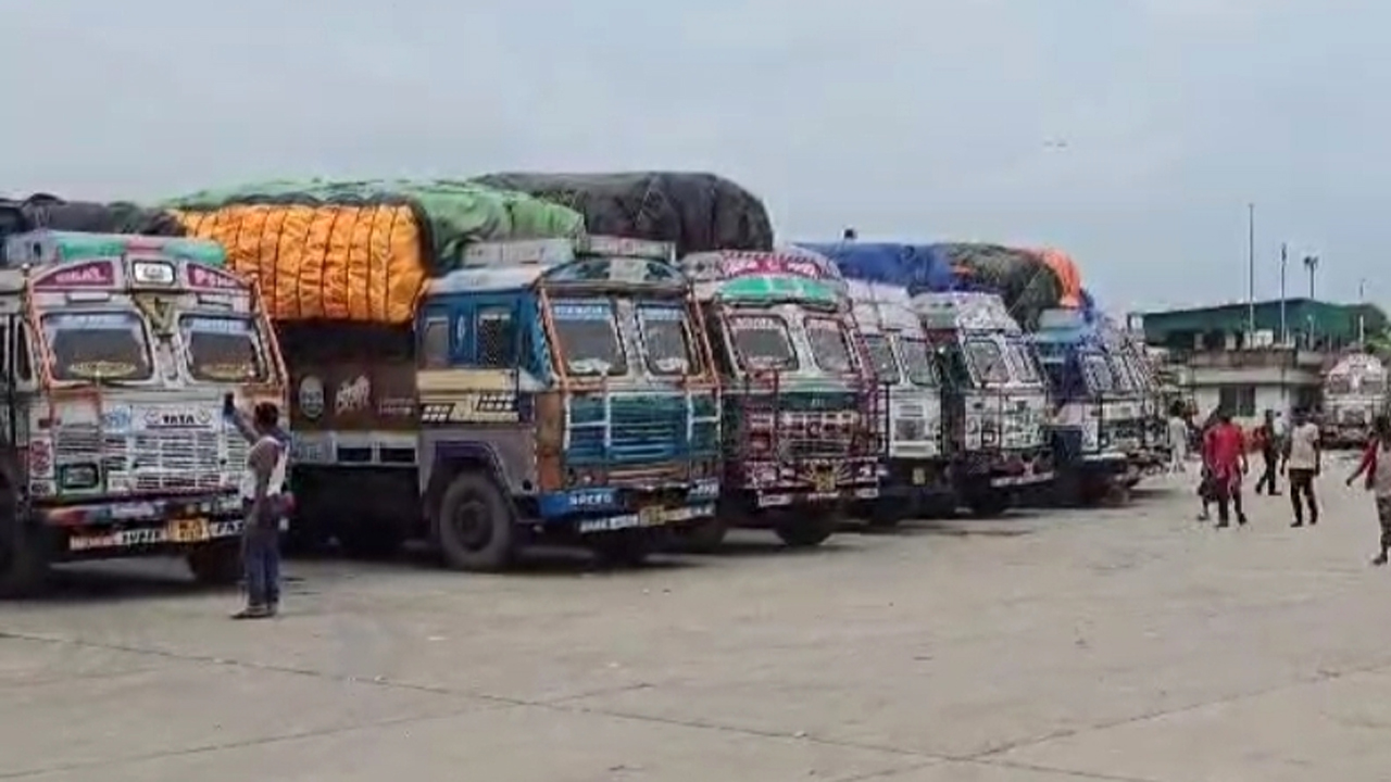 বেনাপোল বন্দরে পন্যবোঝাই ট্রাক