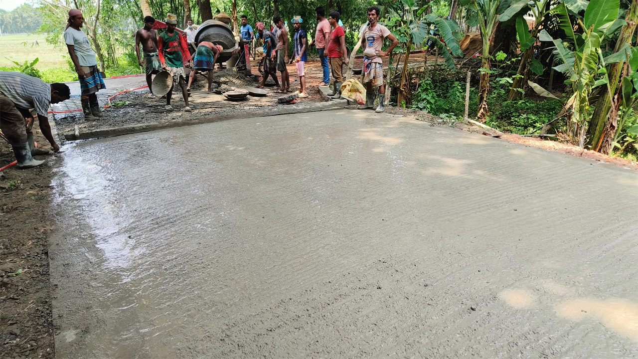 বেতাগী পৌরসভার পল্লী বিদ্যুৎ অফিস-ঢালীকান্দা রাস্তার পুর্নসংস্কার চলছে