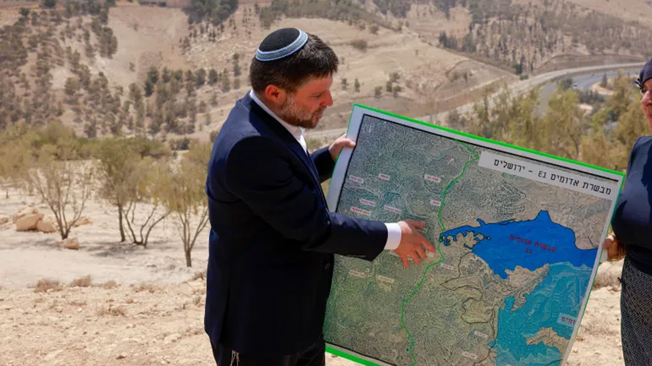 ইসরাইলি কট্টরপন্থী অর্থমন্ত্রী বেজালেল স্মোট্রিচ ই-১ প্রকল্পের মানচিত্র ধরে আছেন