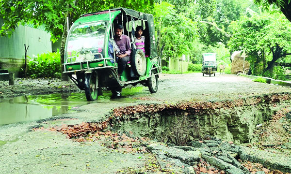 ইসলামপুর-ঝগড়ারচর সড়ক ধসেপড়ায় ঝুঁকি নিয়ে চলছে যানবাহন : নয়া দিগন্ত