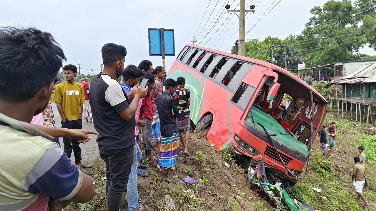 ভালুকায় দুর্ঘটনা কবলিত বাস