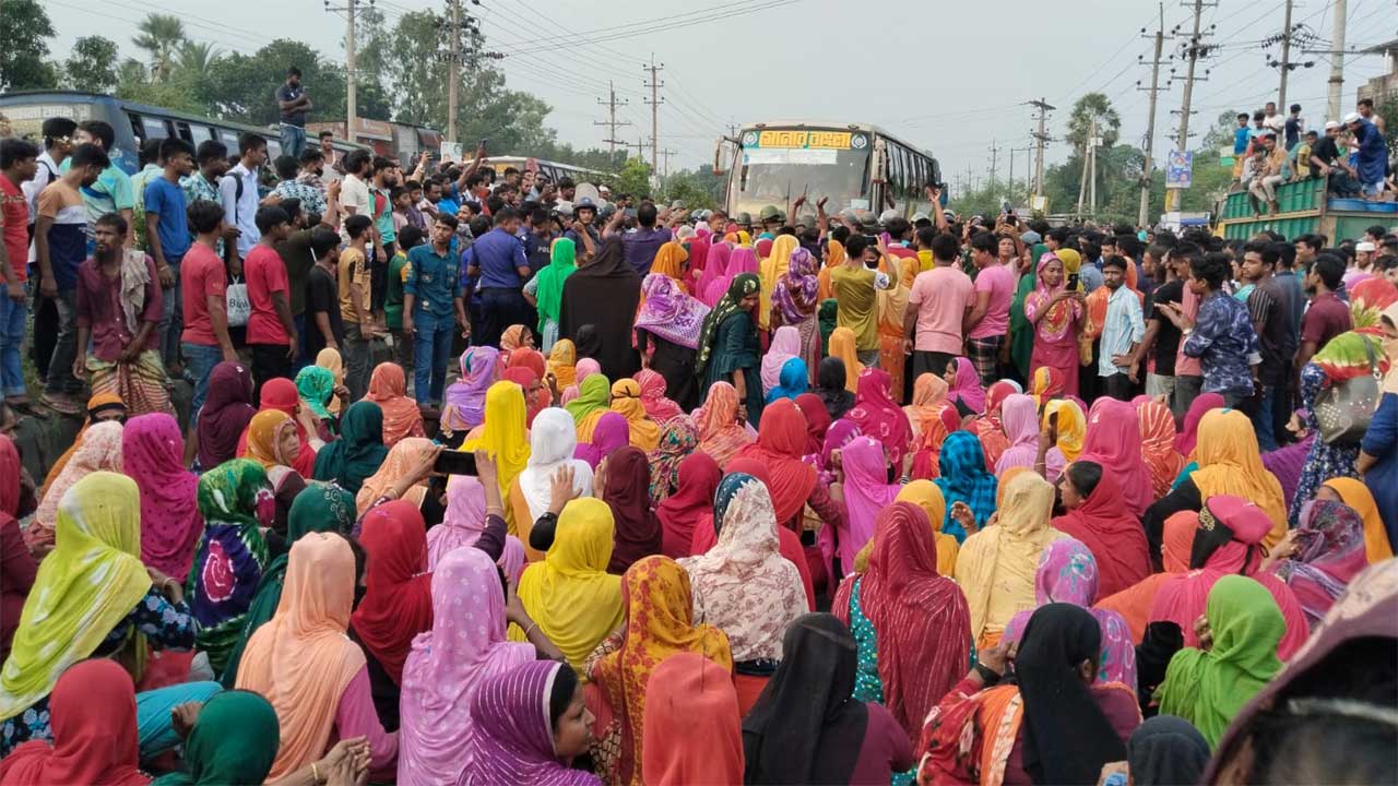 ভালুকার ভরাডোবা বাসস্ট্যান্ড এলাকায় শ্রমিকদের মহাসড়ক অবরোধ
