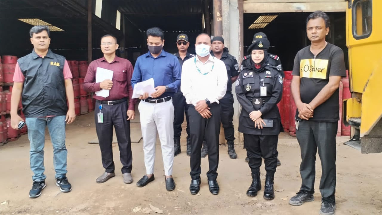 জাতীয় ভোক্তা অধিকার সংরক্ষণ অধিদফতর ও র‍্যাবের অভিযান