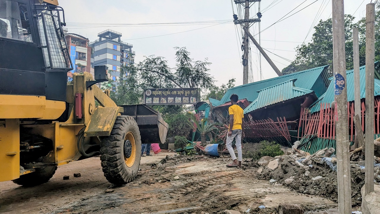 ভালুকায় মহাসড়কের দুই পাশে অবৈধ স্থাপনা উচ্ছেদ অভিযান