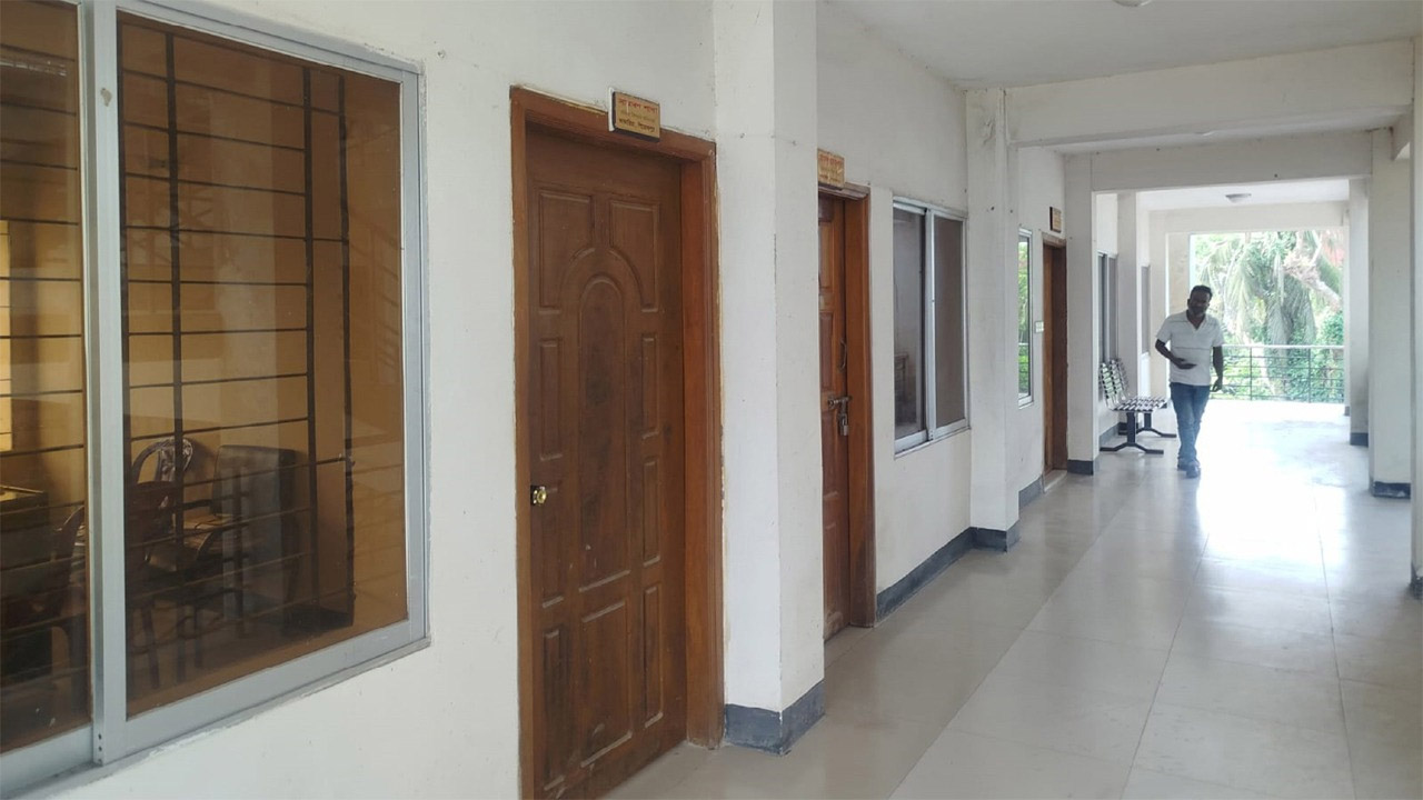 ভান্ডারিয়ায় ২৭ দিন ধরে তালাবদ্ধ মহিলা বিষয়ক দফতর