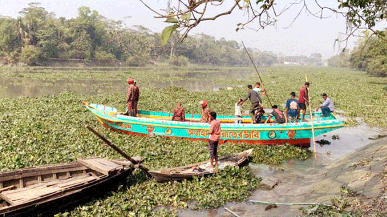 নদীতে নিখোঁজ যুবককে উদ্ধারে কাজে করছে ফায়ার সার্ভিস ও ডুবুরি দল