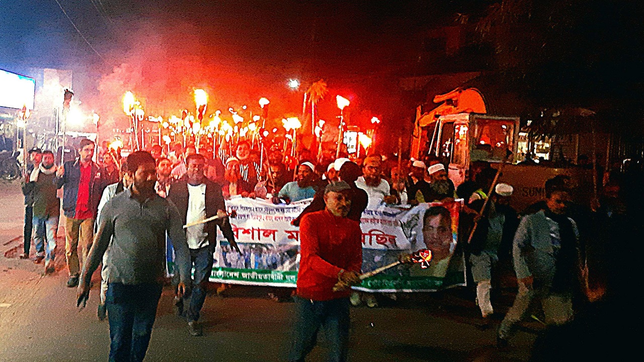 পিরোজপুর-২ আসনের বিএনপির প্রার্থী পরিবর্তনের দাবিতে মশাল মিছিল