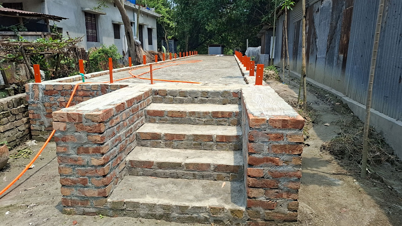 আদালতের নিষেধাজ্ঞা অমান্য করে জমিতে নির্মাণকাজ