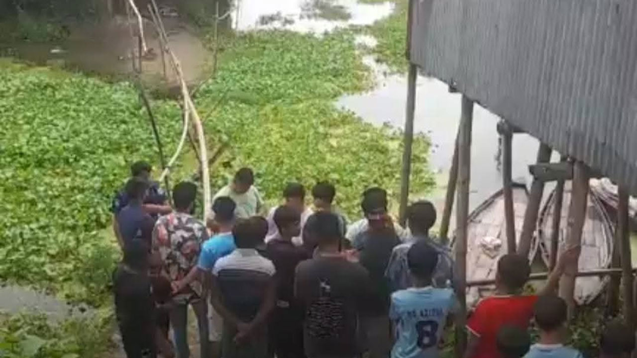 বিলের একটি পরিত্যক্ত বাড়িতে থেকে উজ্জ্বল মোল্লার লাশ উদ্ধার করেছে পুলিশ