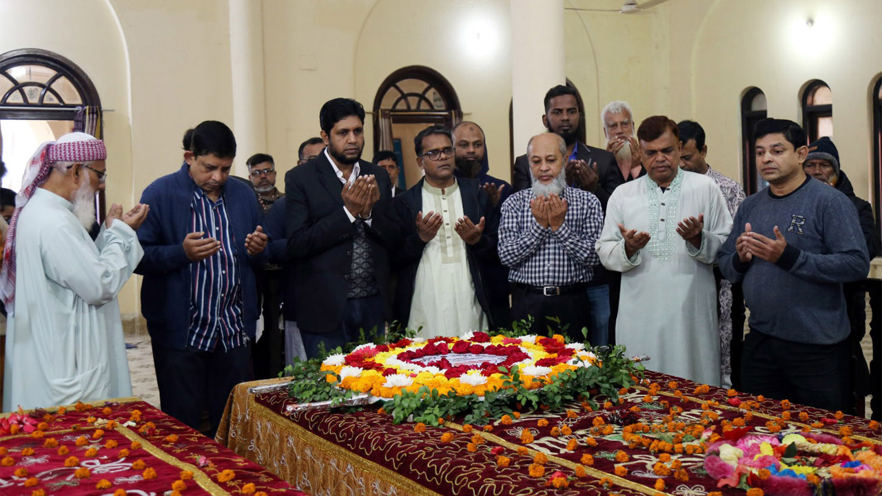 মওলানা আবদুল হামিদ খান ভাসানীর মাজারে ফুলেল শ্রদ্ধা