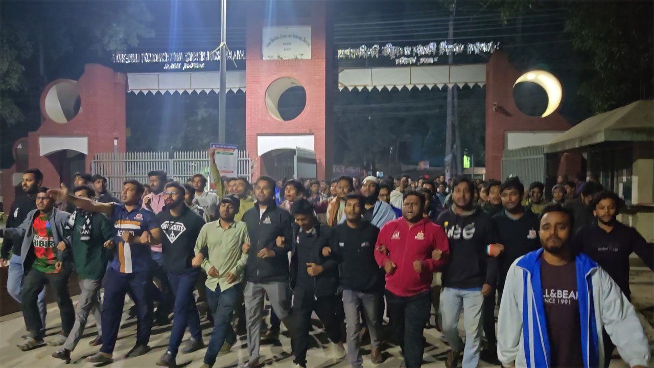 বিক্ষোভ মিছিলে শিক্ষার্থীরা