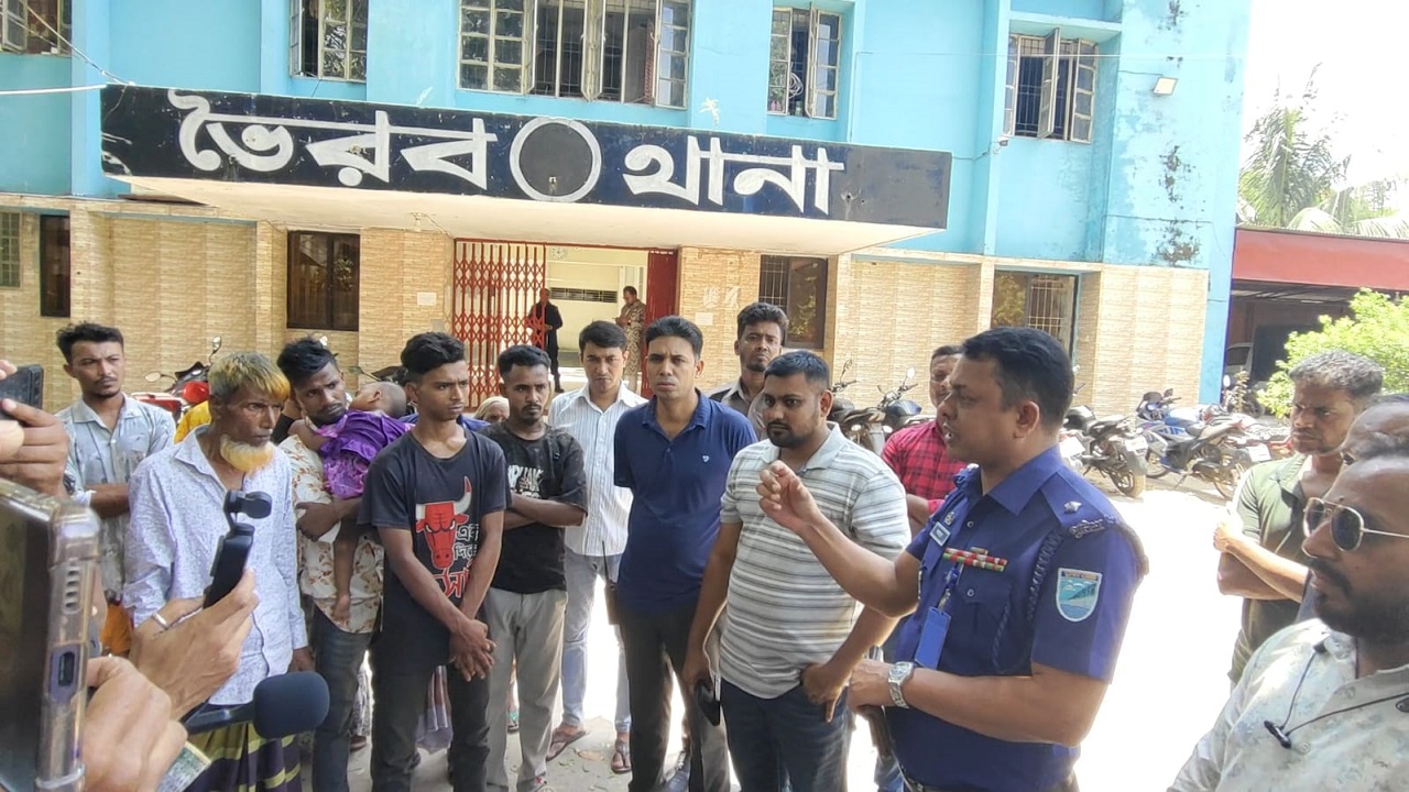ভৈরবে পুলিশের সাঁড়াশি অভিযানে আটক ৫১