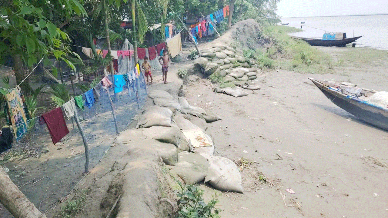 বেড়িবাঁধ ভেঙে এর অস্তীত্ব বিলীন হয়ে গেছে