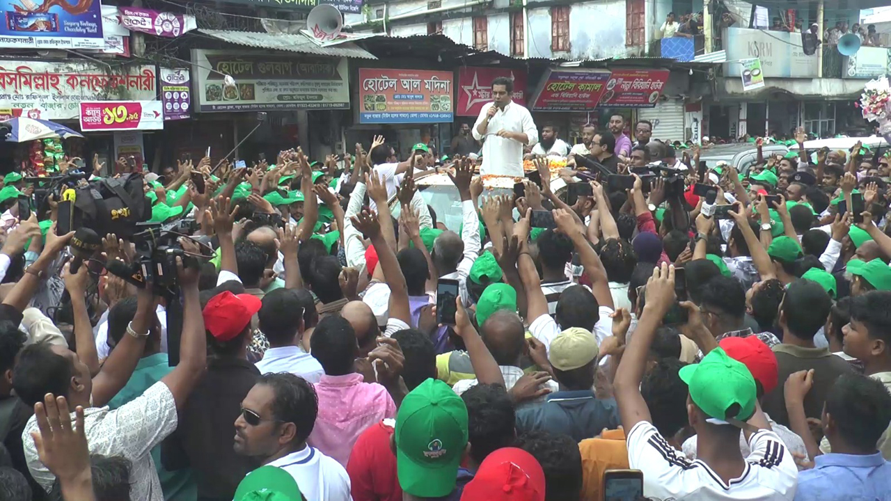 নেতাকর্মীদের উদ্দেশে বক্তৃতা দিচ্ছেন তথ্যমন্ত্রী