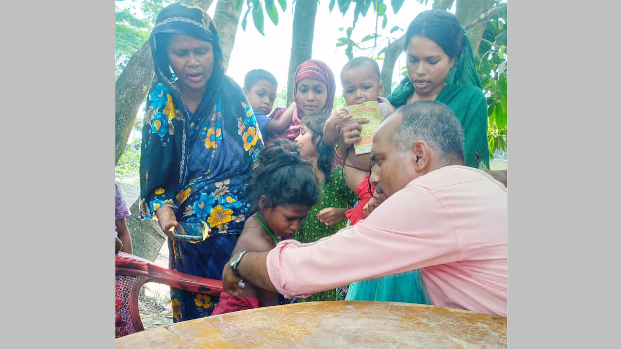 লালমোহনের বিচ্ছিন্ন চর কচুয়াখালীতে শিশুদের হামের টিকা দিচ্ছেন স্বাস্থ্য সহকারী