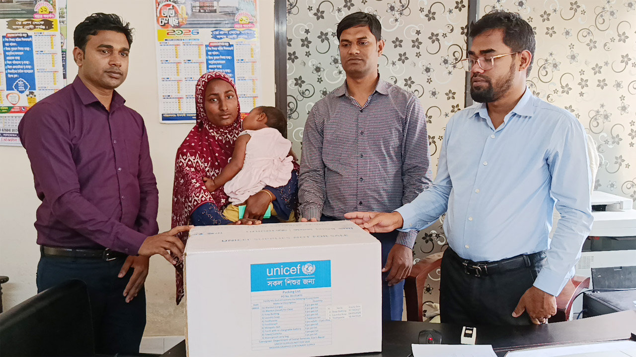 সুরক্ষাবঞ্চিত শিশুদের মাঝে ফ্যামিলি কিডস বিতরণ করা হচ্ছে