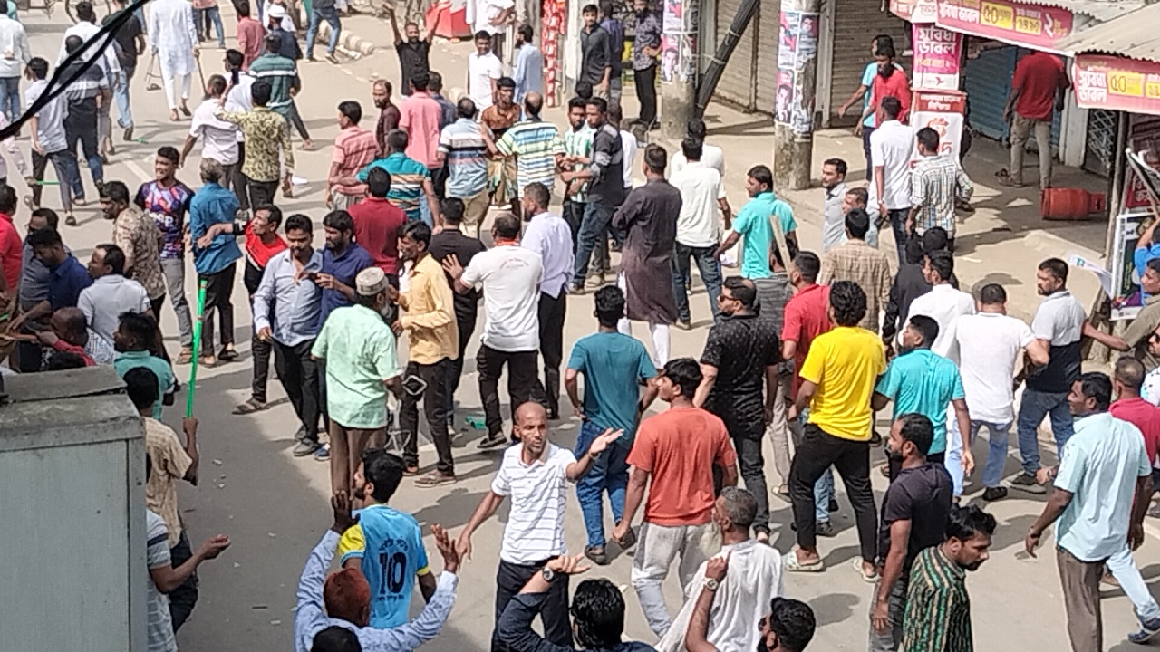 ভোলায় বিএনপি-বিজেপি সংঘর্ষ, পুলিশ ও সাংবাদিকসহ আহত ৫০