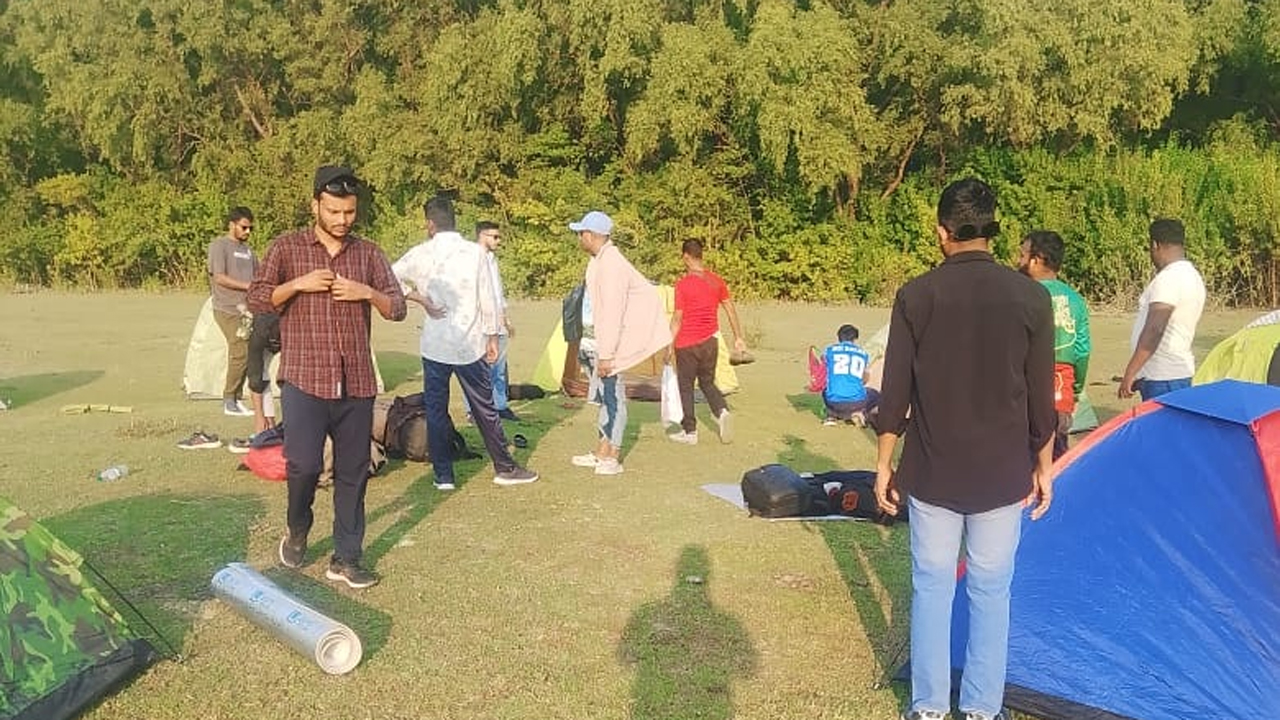 তারুয়ার চরের পর্যটক।