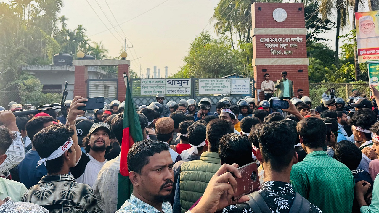 ভোলা-বরিশাল সেতুসহ ৫ দফা দাবিতে বোরহানউদ্দিনে বিদ্যুৎ কেন্দ্র ঘেরাও