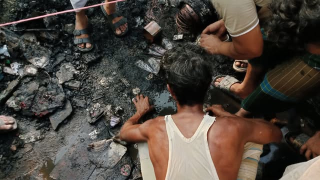 আগুনে পুড়ে যাওয়া দোকান