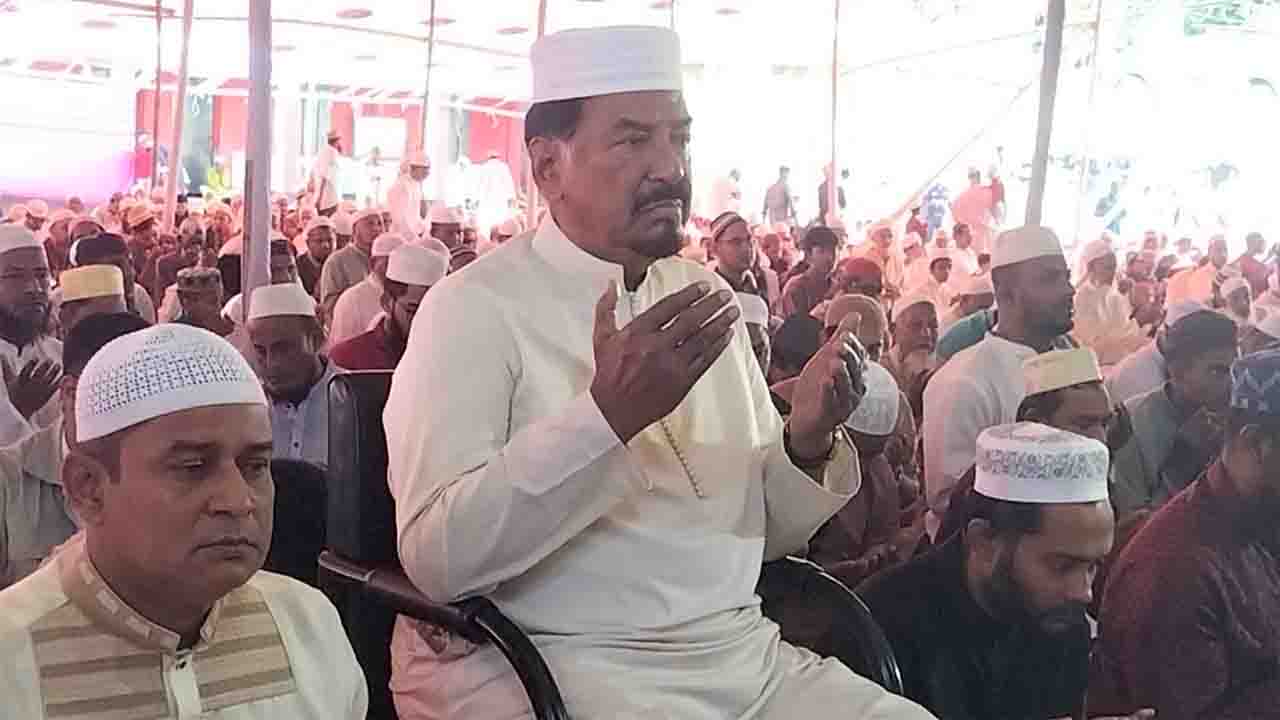 দোয়া করছেন স্পীকার মেজর অব: হাফিজ উদ্দিন আহমেদ