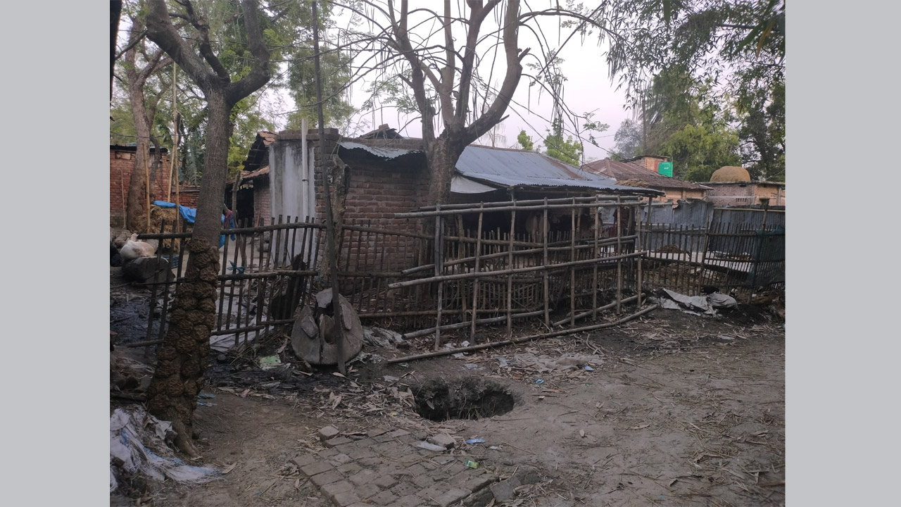 ভোলাহাটে বন্দি থাকা পরিবারকে উন্মুক্ত করেছে উপজেলা প্রশাসন