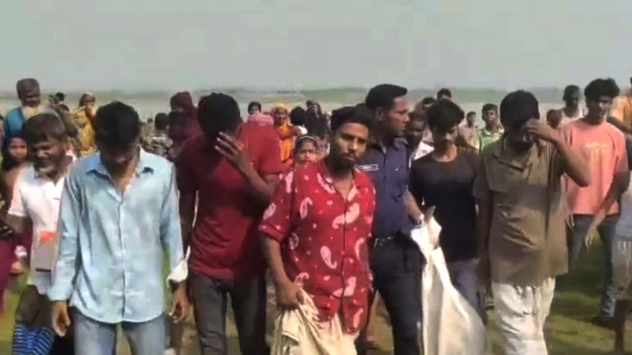ভূঞাপুরে দেশীয় অস্ত্রসহ ৫ ডাকাতকে পুলিশে দিলো এলাকাবাসী
