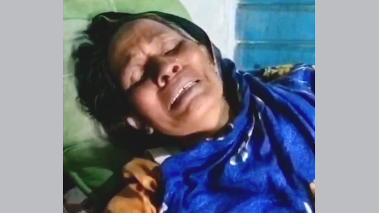 বিছানায় কাতরাচ্ছেন অসুস্থ রেবিনা