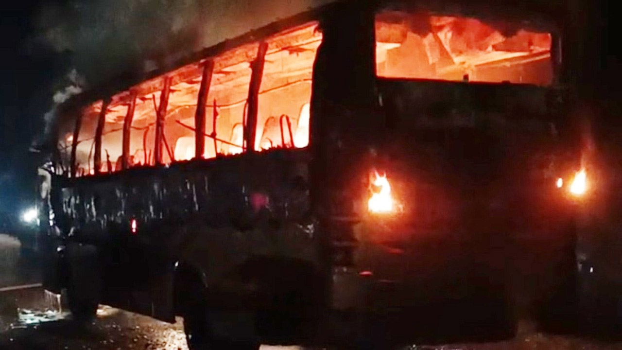 ভূরুঙ্গামারীতে সড়ক দুর্ঘটনায় মোটরসাইকেল চালক আহত, বাসে আগুন