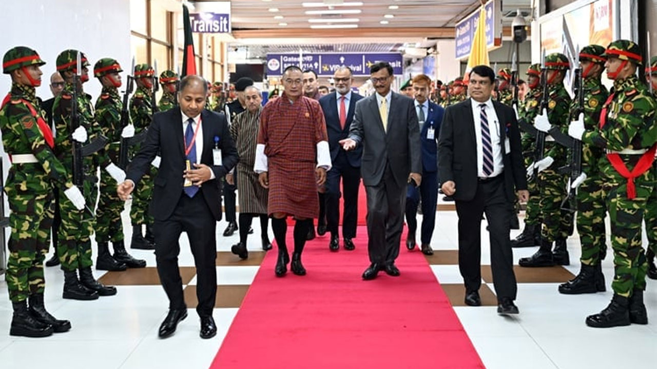 রাষ্ট্রীয় প্রটোকল অনুযায়ী ভুটানের প্রধানমন্ত্রীকে স্ট্যাটিক গার্ড অব অনার প্রদান করা হয়