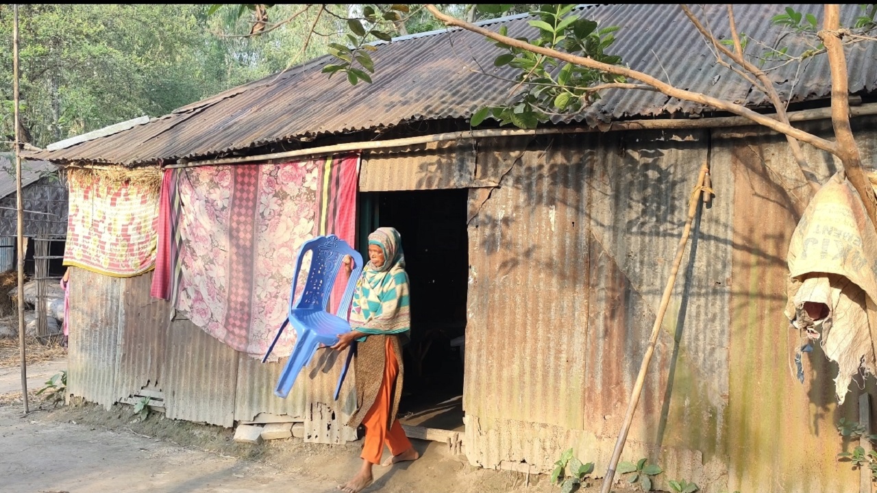 ভূঞাপুরে ভুক্তভোগী প্রতিবন্ধী নারী ফরিদা খাতুন