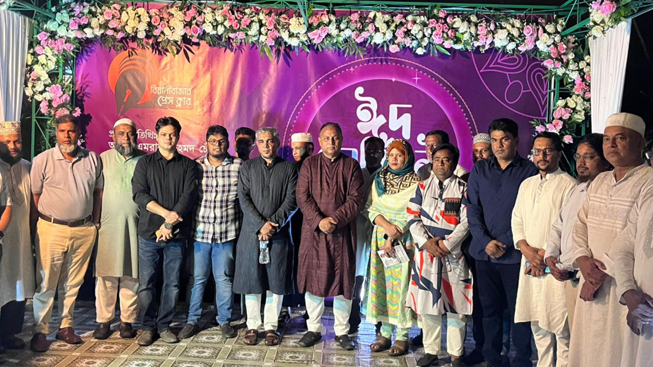 অনুষ্ঠানে প্রধান অতিথিসহ অন্যরা