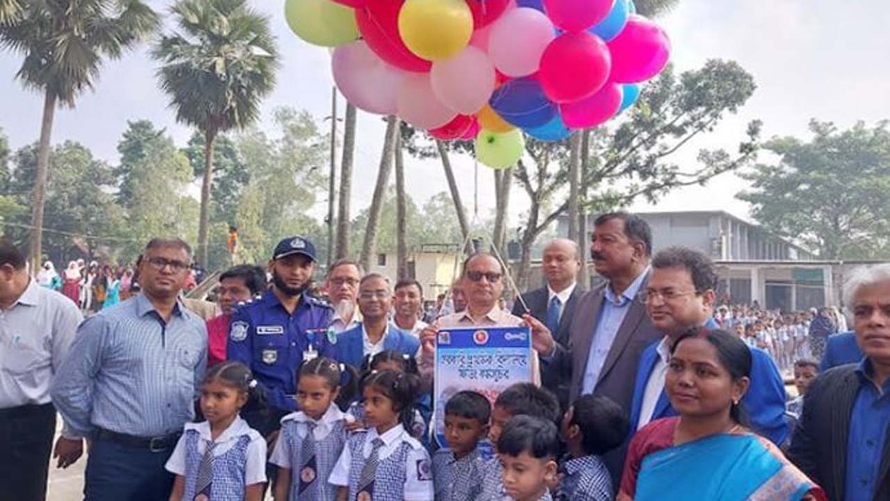 ফিডিং কর্মসূচির উদ্বোধন করছেন অধ্যাপক ডা. বিধান রঞ্জন রায় পোদ্দার
